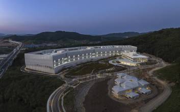 ‘헛돈’ 비아냥에도 IDC에 ‘진심’…‘AI 시대’ 적기 대응한 네이버의 비결