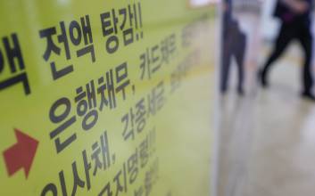 작년 채무조정 17만여명 역대 최다…60대 이상 4년만에 83% 늘어